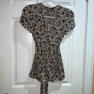 BCBGMAXAZRIA silk V neck tie back blouse sz XS puff sleeve leopard print